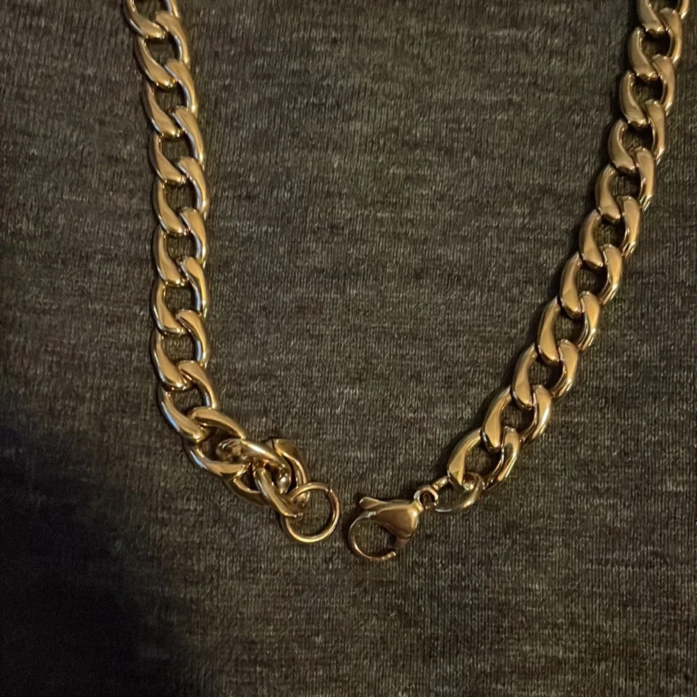 Gold Chain - Picture 2 of 3